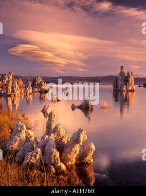 Lever du soleil sur le lac Mono avec tuffeau et de nuages en Californie Banque D'Images