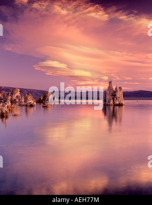 Lever du soleil sur le lac Mono avec tuffeau et de nuages en Californie Banque D'Images