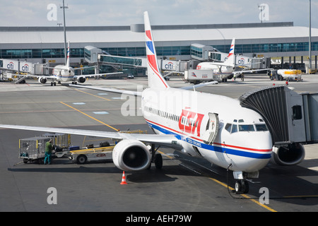 Un jet de Czech Airlines est en train d'être chargé de l'assurance passagers sur l'Aéroport International de Ruzyne de Prague en République Tchèque Banque D'Images