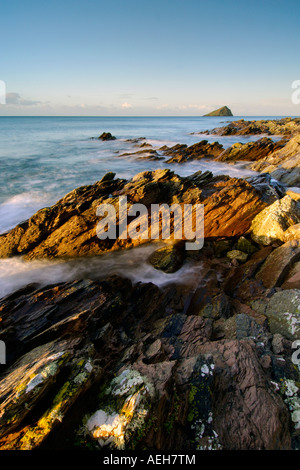 Belle aube lumière à Wembury Beach South West Devon avec la mer tourbillonnant autour de la roches exposées Banque D'Images