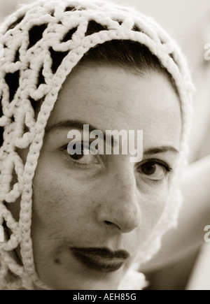 Portrait de femme portant sur sa tête foulard tricoté Banque D'Images