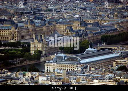 Vue sur Paris depuis la tour Eiffel - Louvre et d'Orsay Banque D'Images