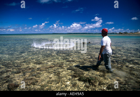 Pêcheur net sur la plage dans les Îles Marshall Banque D'Images