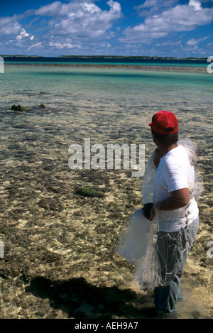 Pêcheur net sur la plage dans les Îles Marshall Banque D'Images