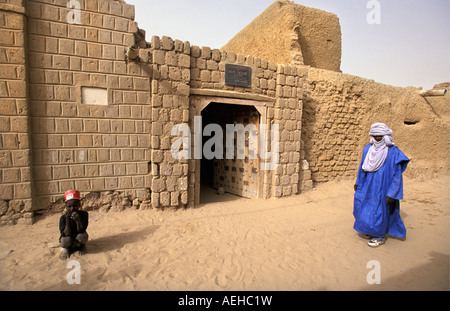 Mali Tombouctou les gens en face de la maison de l'ancien l'explorateur français René Caille Banque D'Images