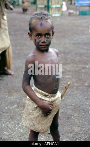 Jeune garçon en costume traditionnel Ekasup Village Culturel de l'île d'Efate Vanuatu Banque D'Images