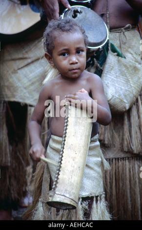 Jeune garçon jouant un instrument de musique traditionnel, Ekasup Village culturel, l'île d'Efate, Vanuatu Banque D'Images