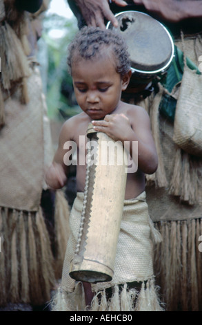 Jeune garçon jouant un instrument de musique traditionnel, Ekasup Village culturel, l'île d'Efate, Vanuatu Banque D'Images