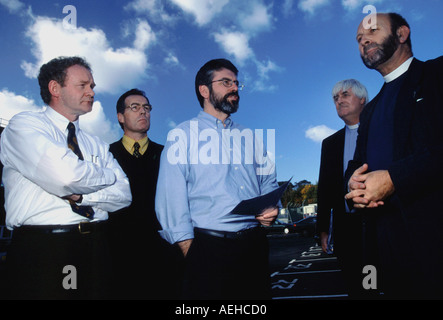 Garry Adams, Martin Mc Guinness, le prêtre parle Banque D'Images