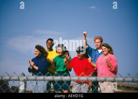 Raciale ethnique ethnique racialement mixtes divers garçons filles adolescents adolescents traînant l'équipe d'encouragement à un événement sportif jeu jumping heureux cheering Banque D'Images