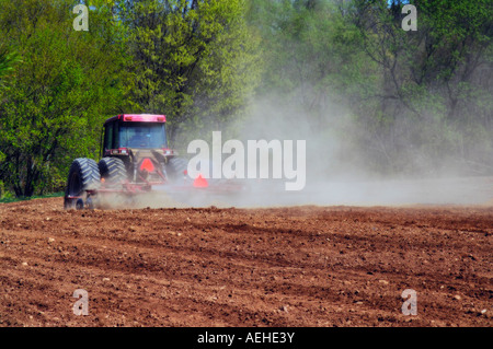 Le tracteur laboure le sol Banque D'Images
