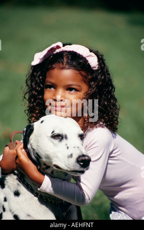 Close up libre multi multiculturel la diversité animal enfant fille jouant jouer joue chien smiling cute montrer de l'affection/USA US MR © Myrleen Pearson Banque D'Images
