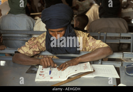 Gao au Mali, l'homme de tribu touareg l'apprentissage de la lecture, au cours de la sécheresse de 1984, 1985 Banque D'Images