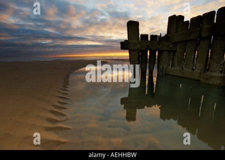 Un reflecing épi dans une piscine de l'eau sur la plage de Mundesley Banque D'Images