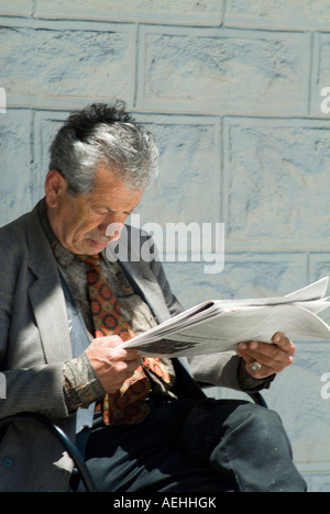Distingue à plus man reading newspaper Banque D'Images
