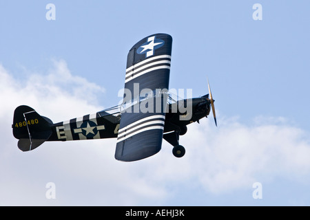 Piper Cub, sous le couvert de l'armée de sauterelles L4 Banque D'Images