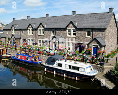 Cottages en terrasses au bassin du canal de Brecon Powys Pays de Galles UK Banque D'Images