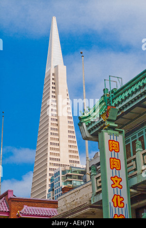 La Transamerica building et signe chinois sur façade dans Chinatown San Francisco California USA Banque D'Images