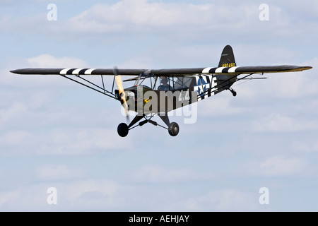 Piper Cub, sous le couvert de l'armée de sauterelles L4 Banque D'Images