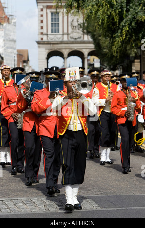 Bande de la Force de défense de la Jamaïque joue comme il marche le long de High Street Windsor après changement de garde au château de Windsor Banque D'Images