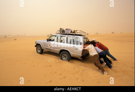 Mali Bamba, poussant les touristes en voiture 4x4 de sable Banque D'Images