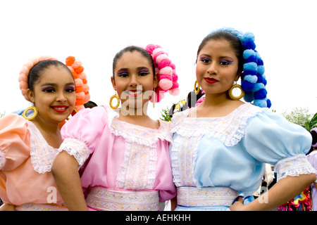 Trois superbes femmes Chicana prête à mars dans la parade. Le Cinco de Mayo Fiesta. T 'Paul' Minnesota USA Banque D'Images