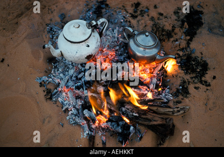 Le thé dans le désert de Libye Sahara Tadrart Acacus Banque D'Images