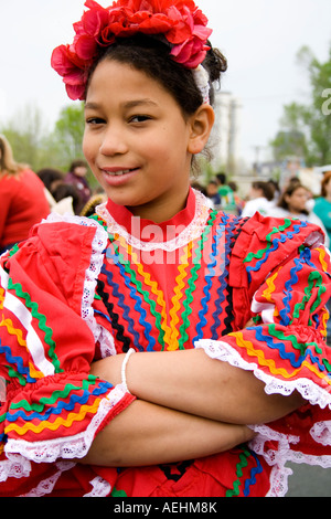 L'âge de 13 participants parade Chicana portant une belle robe mexicaine. Le Cinco de Mayo Fiesta. T 'Paul' Minnesota USA Banque D'Images