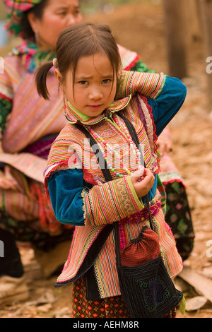 Jeune fille vietnamienne à la caméra en Banque D'Images