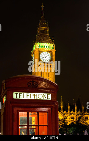 Vue de la nuit de Big Ben et du London Phone Booth Banque D'Images