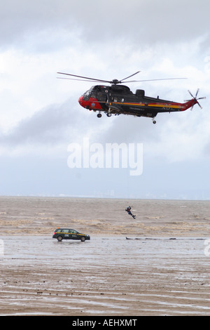 Sea King de la Force Aérienne belge d'effectuer une recherche et de sauvetage à l'affichage de treuillage Weston Super Helidays 2007 Banque D'Images