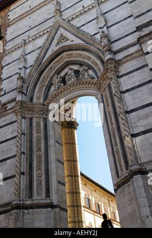 Porte d'entrée latérale pour plus de la cathédrale inachevée à Sienne Toscane Italie Banque D'Images