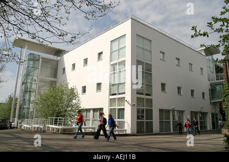 La marche de la jeunesse passé l'élégant Hermetschwil-staffeln Roberts de la bibliothèque de l'Université John Moores de Liverpool Banque D'Images