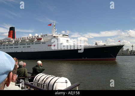 Le navire de croisière Queen Elizabeth II photographié sur la Mersey Liverpool avec la ville en arrière-plan Banque D'Images