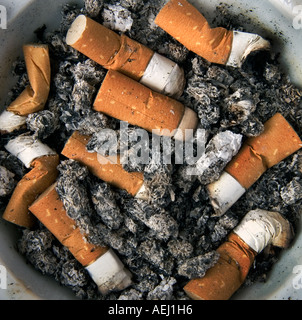 Close up photo du cendrier plein de cendres et de mégots de cigarettes Banque D'Images