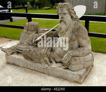 La Statue de vieux père Tamise à St John's Lock, Lechlade, Gloucestershire, Angleterre Banque D'Images