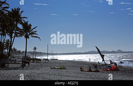 Le kite surf sur cumbuco beach près de Fortaleza au Brésil Banque D'Images