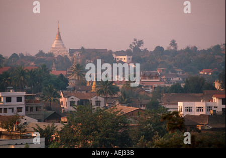 Vue sur la ville en direction de Wat Jom Kham de Wat Phra That Jom Lun, Keng Tung, Birmanie Banque D'Images