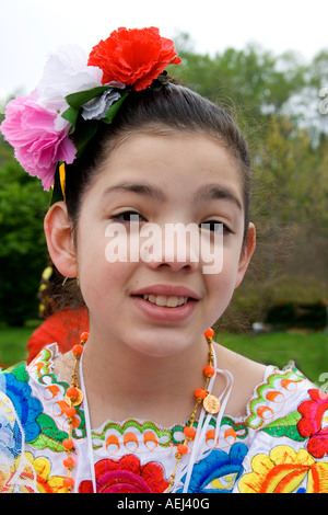 L'âge de 11 ans fille Chicana portant robe mexicaine dans le défilé. Le Cinco de Mayo Fiesta. T 'Paul' Minnesota USA Banque D'Images