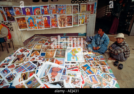 Affiches et images religieuses pour la vente au marché local à Tachileik, Birmanie Banque D'Images