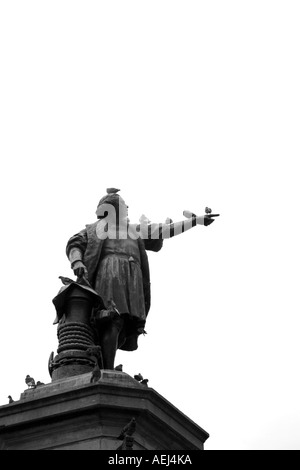 Statue de Columbus avec quelques pigeons sur elle à la Plaza Colon Santo Domingo République Dominicaine Banque D'Images