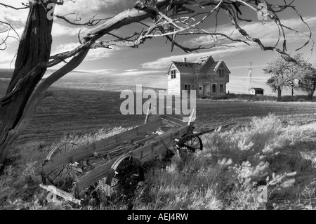 Maison de ferme abandonnée près de wagon et le Département de l'Oregon Banque D'Images