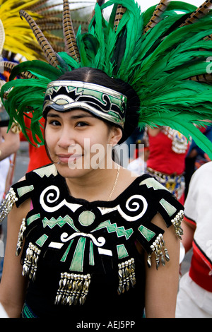 L'âge de l'adolescence 15 Chicana habillés en costume de style aztèque parade pour les performances. Le Cinco de Mayo Fiesta. T 'Paul' Minnesota USA Banque D'Images