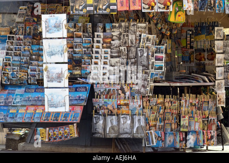 Affichage kiosque, avec Poster Cartes calendriers carnets de notes magazines guides touristiques, Venise Italie Banque D'Images