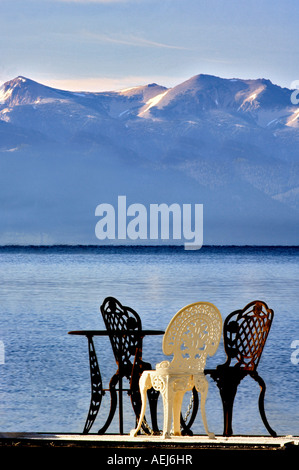 Table et chaises sur le lac Tahoe en Californie Banque D'Images