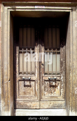 Double porte en bois, poignées horizontales, metal grille sur fenêtre, Venise, Italie Banque D'Images