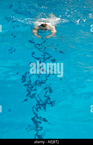 L'homme nage dans une piscine d'hall Banque D'Images