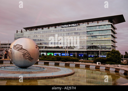 Banque Tatra et fontaine 'Terre - planète de la paix", Bratislava, Slovaquie Banque D'Images