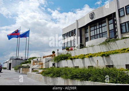 Le parlement avec drapeaux, Bratislava, Slovaquie Banque D'Images