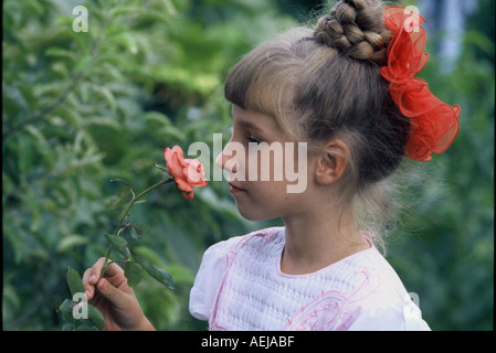 Petite fille avec une fleur Banque D'Images